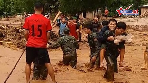 Lũ cuốn phăng cả trăm nhà, dân bơ phờ đi ở tạm