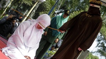 Bị phạt đòn công khai vì quan hệ tình dục đồng giới trong xe riêng