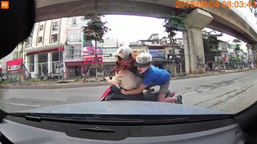 Mẹ đèo con nhỏ đi ngược chiều, va vào ô tô ngã văng trên phố