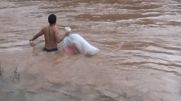 Điện Biên: Học sinh chui túi nilon vượt suối lũ tới trường