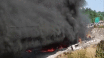 Xe bồn gây tai nạn, lao xuống chân cầu nổ như bom