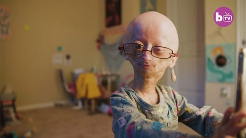 Câu chuyện về ngôi sao mạng xã hội 11 tuổi trong dáng hình của bà lão 90