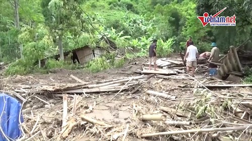 Sắp hết cái ăn, nuốt nước mắt tìm đồ trong đống đổ nát sau lũ