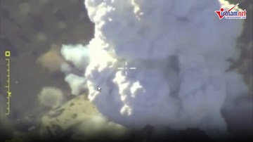 Khoảnh khắc máy bay Nga san phẳng kho vũ khí của khủng bố ở Idlib