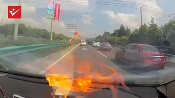 Điện thoại bất ngờ nổ và cháy dữ dội trong xe ô tô