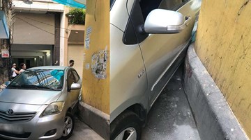 Ô tô mắc kẹt trong ngõ nhỏ, tài xế 'tái mặt' vì hành động của người phụ nữ