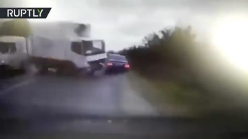 Kinh hoàng giây phút xe chở Tổng thống Moldova bị đâm