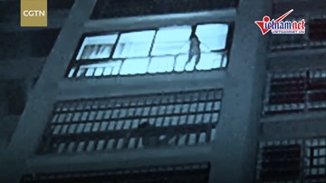 Giải cứu bé trai treo lơ lửng ngoài cửa số chung cư cao tầng