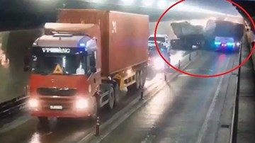 Xe đầu kéo đâm xe tải, hầm Hải Vân kẹt cứng