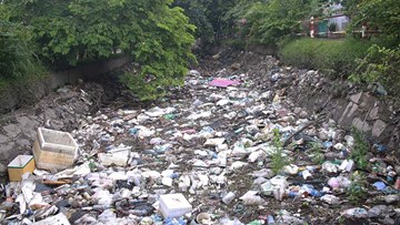 Kinh hoàng kênh rác bủa vây: Người dân Sài Gòn mắc màn ăn cơm