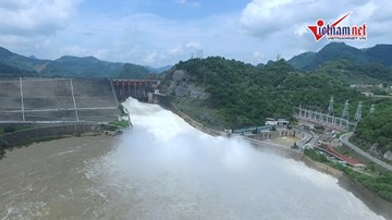 Hồ Hòa Bình mở 1 cửa xả đáy chiều 12/9