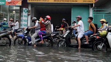 Người Sài Gòn té ngã trong dòng nước đen ngòm ngày triều cường lên cao