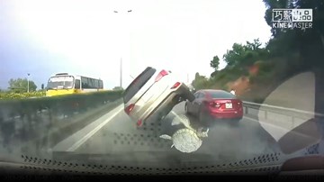 Húc đuôi xe trước, ô tô Santa Fe lật nhào như phim ở Quảng Ninh