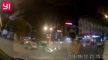 Ô tô bán tải phóng điên cuồng, ủi bay taxi hàng chục mét