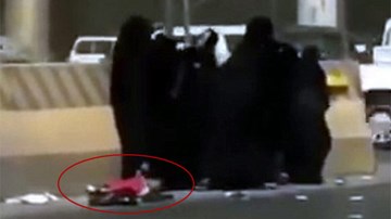 Cảnh hiếm thấy ở Ả Rập Xê Út: Nhóm phụ nữ mải đánh nhau làm rơi con trẻ