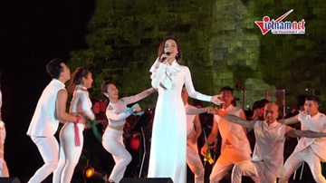 Ái Phương diện áo dài trắng, ngọt ngào hát 'Hello VietNam'
