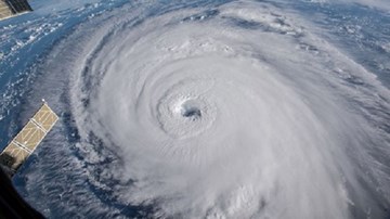 Khoảnh khắc máy bay đi vào tâm siêu bão Florence