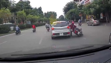 Ô tô con cố tình đánh võng, húc ngã cặp đôi đi xe máy