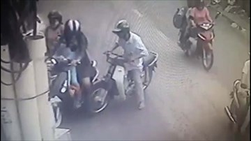 Mẹ đèo con nhỏ bị cặp đôi dàn cảnh va chạm xe, móc túi siêu tinh vi