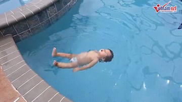 Bé gái một tuổi gây sửng sốt vì bơi lội tung tăng như cá trong hồ