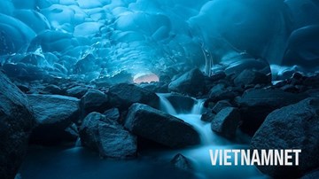 Chiêm ngưỡng vẻ đẹp 'vạn người mê' của động băng kỳ ảo nhất thế giới
