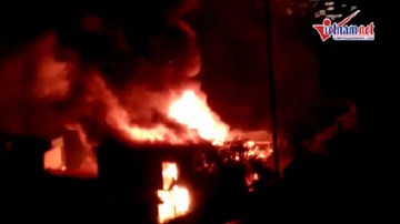 Cháy liên hoàn cả dãy nhà trên phố Đê La Thành, Hà Nội