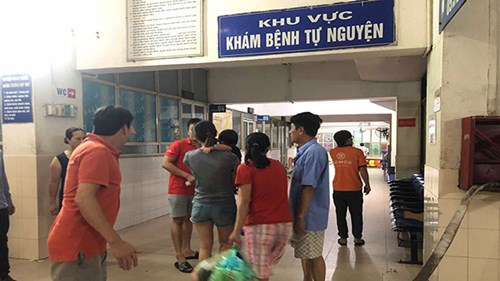 Đám cháy sát viện Nhi bùng phát dữ dội, bệnh nhi sơ tán khẩn cấp