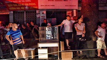 Cháy cả dãy nhà, dân phố Đê La thành ngủ đêm ở Nhà văn hoá