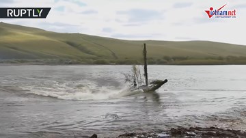 Xem xe tăng T-72 của Nga lặn nước vượt sông ngoạn mục