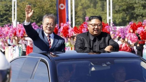 Người Triều Tiên vẫy hoa hô vang khẩu hiệu mừng TT Hàn Quốc đến Bình Nhưỡng