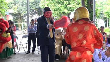 Đại sứ Mỹ hóa Ông Địa, nhảy múa vui Trung thu với trẻ em khuyết tật