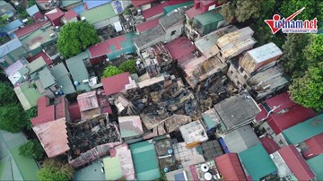 Hiện trường vụ cháy khủng khiếp thiêu rụi cả dãy nhà phố Đê La Thành