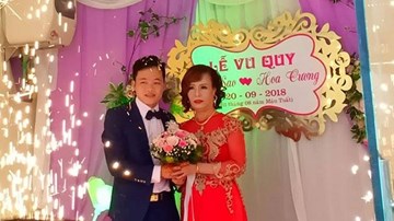 Cận cảnh đám cưới của cô dâu 61 và chú rể 26 tuổi