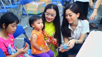 Á hậu Phương Nga giản dị đi chia quà Trung thu cho bệnh nhi