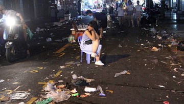 Cảnh khó tin dưới mũi giày hotgirl lượn Trung thu phố cổ