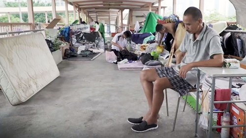 Cuộc sống 'thượng lưu' của những cư dân trên cây cầu bỏ hoang ở Hong Kong