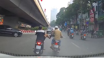 Sang đường 'vô ý thức', nam thanh niên bị cô gái tung cước dằn mặt