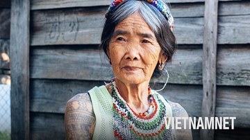 Gặp gỡ nữ nghệ nhân xăm mình trăm tuổi cuối cùng ở Philippines