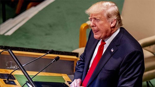 Phản ứng dễ thương của TT Trump khi mọi người cười ồ lúc ông phát biểu