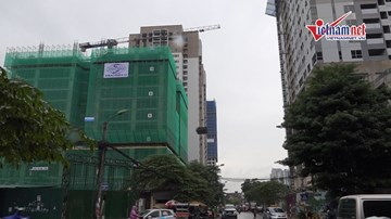 Hà Nội: ‘Thần chết’ ở trên cao đe dọa người đi đường