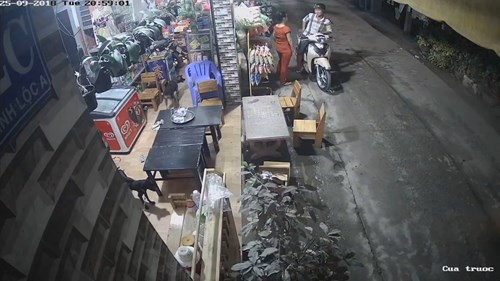 Thanh niên bảnh bao đi SH cướp thùng bia nhanh như chớp
