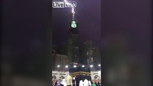 Khoảnh khắc sét đánh trúng tòa nhà cao nhất ở thánh địa Mecca