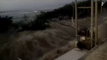 Sóng thần khổng lồ tấn công Indonesia, người dân tháo chạy khỏi nhà đổ sập