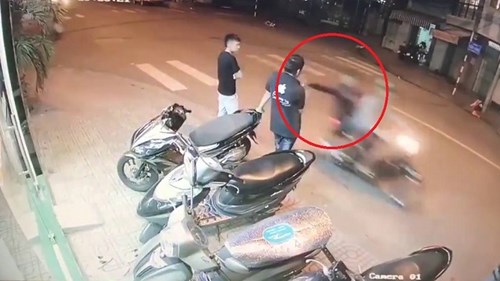 Pha cướp điện thoại 'nhanh như chớp' giữa phố Sài Gòn