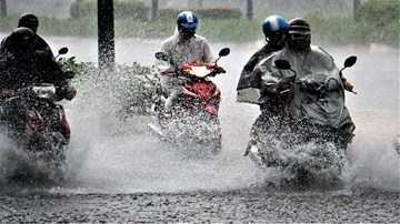 Đường phố Sài Gòn biến thành sông sau cơn mưa lớn