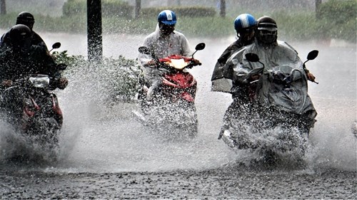 Đường phố Sài Gòn biến thành sông sau cơn mưa lớn