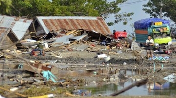 Sóng thần cao 6m tấn công Indonesia: Khó khăn giải cứu nạn nhân