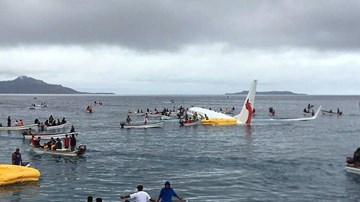 Máy bay trượt khỏi đường băng rơi xuống biển: Có 4 công dân Việt Nam