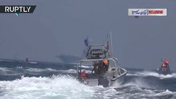 Hạm đội xuồng cao tốc Iran rượt đuổi tàu sân bay Mỹ