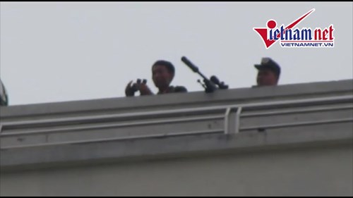 Trăm cảnh sát, lính bắn tỉa bao vây người đàn ông cố thủ